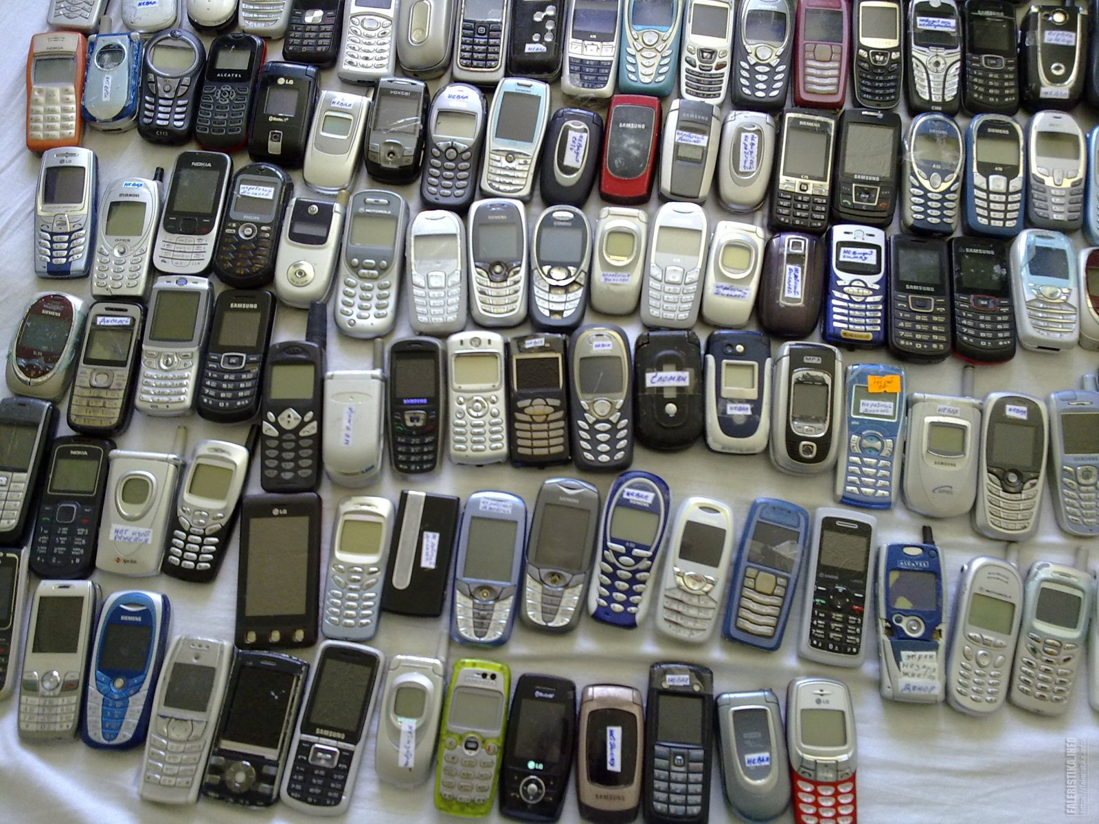 Куда сдать мобильные телефоны. Платы сотовых телефонов. Платы от телефонов. Телефоны 2006 года. Старые телефоны 2006.