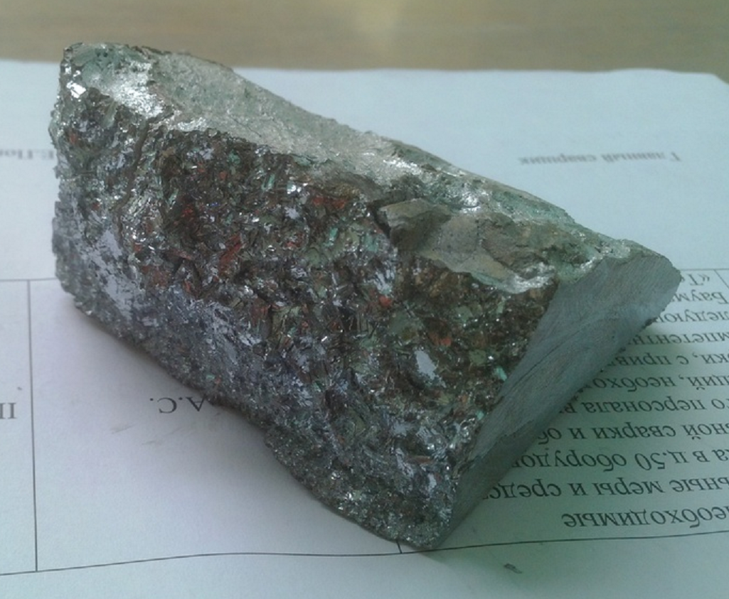 Какие металлы похожи. Цинк магнитится. Металл камень который не магнитится. Платина магнитится. Платина в магнитите.